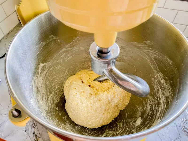 Alesi woawɔ ravioli amɔwɔ kple KitchenAid Mixer .