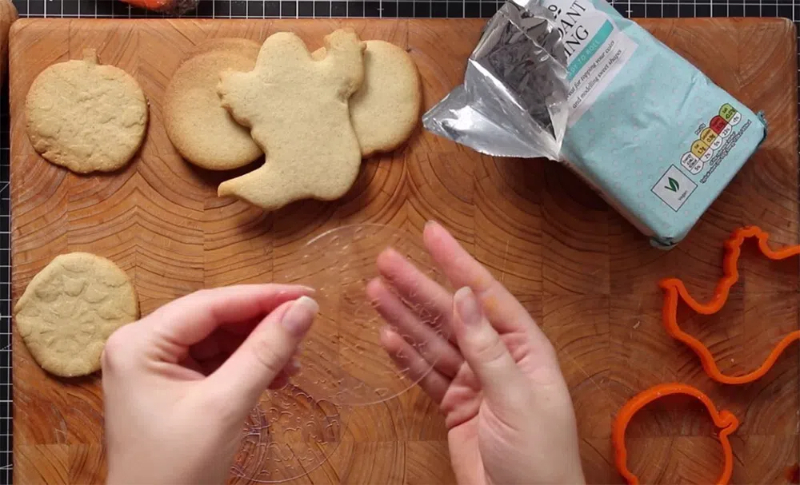 can you make cookie stencils on a cricut machine