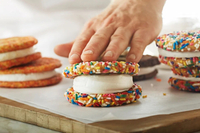 //inrorwxhoqjlln5p.ldycdn.com/cloud/lrBpqKqplmSRilrjqorljp/double-color-cookie-making-machine-in-china.jpg
